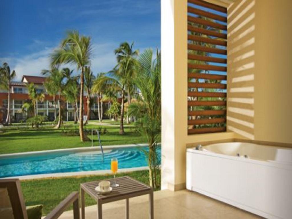 Breathless Punta Cana Resort & Spa (Adults Only) Eksteriør billede A swim-out room at the Hard Rock Hotel