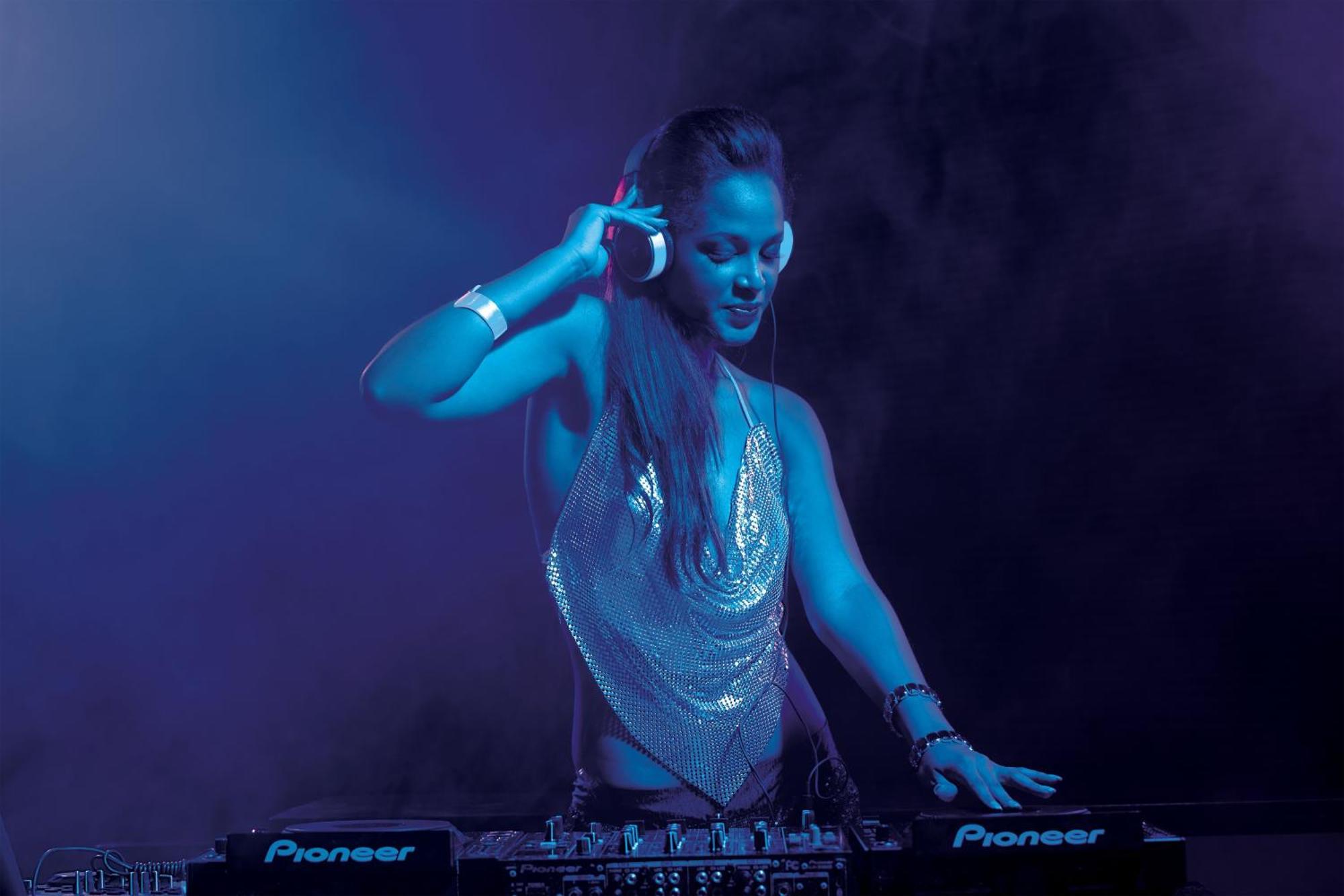 Breathless Punta Cana Resort & Spa (Adults Only) Eksteriør billede DJ performing at a nightclub